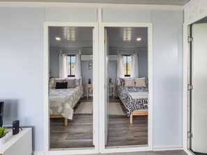 2 多间卧室、办公桌、免费 WiFi、床单