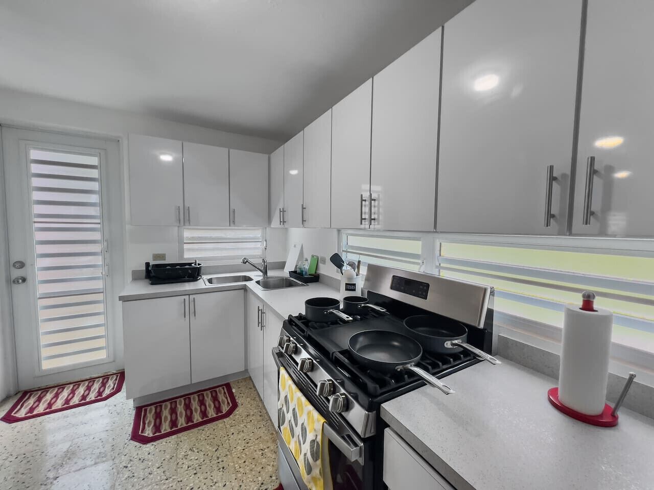 Jääkaappi, mikroaaltouuni, uuni, liesi