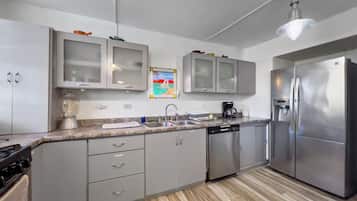 冷蔵庫、電子レンジ、オーブン、コンロ