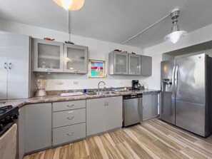 冷蔵庫、電子レンジ、オーブン、コンロ