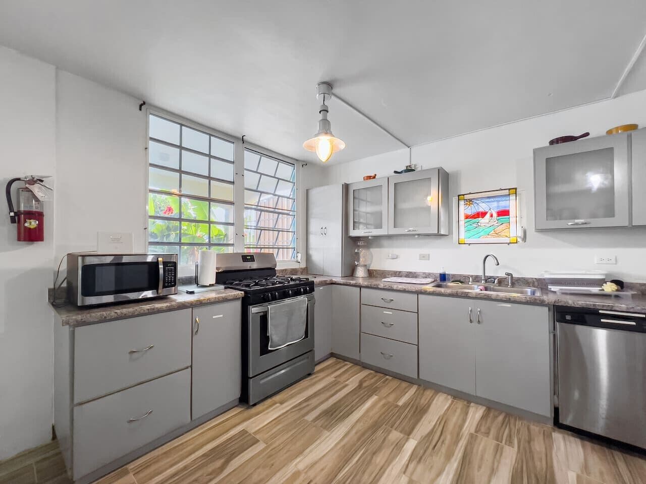 Refrigerador, microondas, horno y parrilla de estufa 