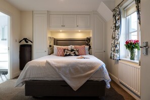 4 bedrooms, desk, iron/ironing board, WiFi