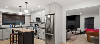 Newly Renovated 5BR/2.5BA w/ Jacuzzi!
