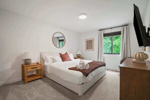 5 bedrooms, desk, iron/ironing board, travel cot