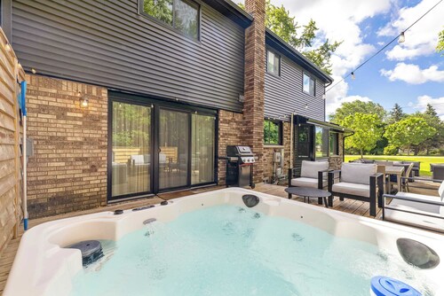 Newly Renovated 5BR/2.5BA w/ Jacuzzi!