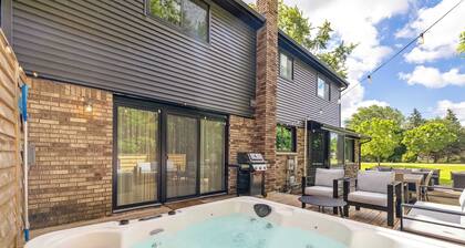 Newly Renovated 5BR/2.5BA w/ Jacuzzi!