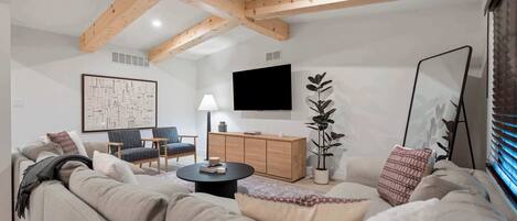 Télévision, cheminée, espaces bureaux