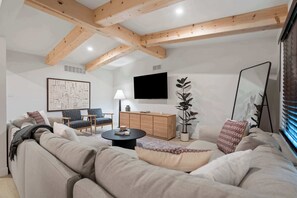 TV, peis og kontorer