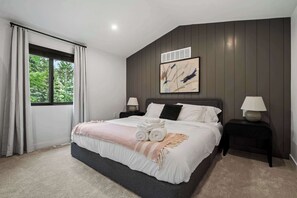 5 soverom, skrivebord, strykejern/-brett og reiseseng for barn