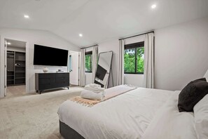 5 bedrooms, desk, iron/ironing board, travel crib