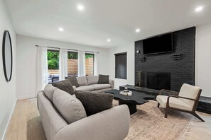 TV, peis og kontorer