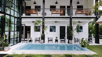 Una piscina al aire libre