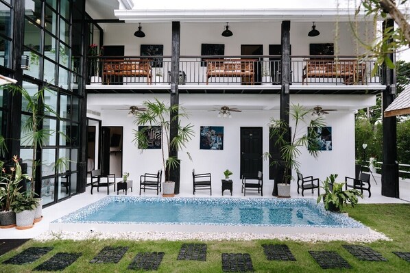 حمّام سباحة خارجي