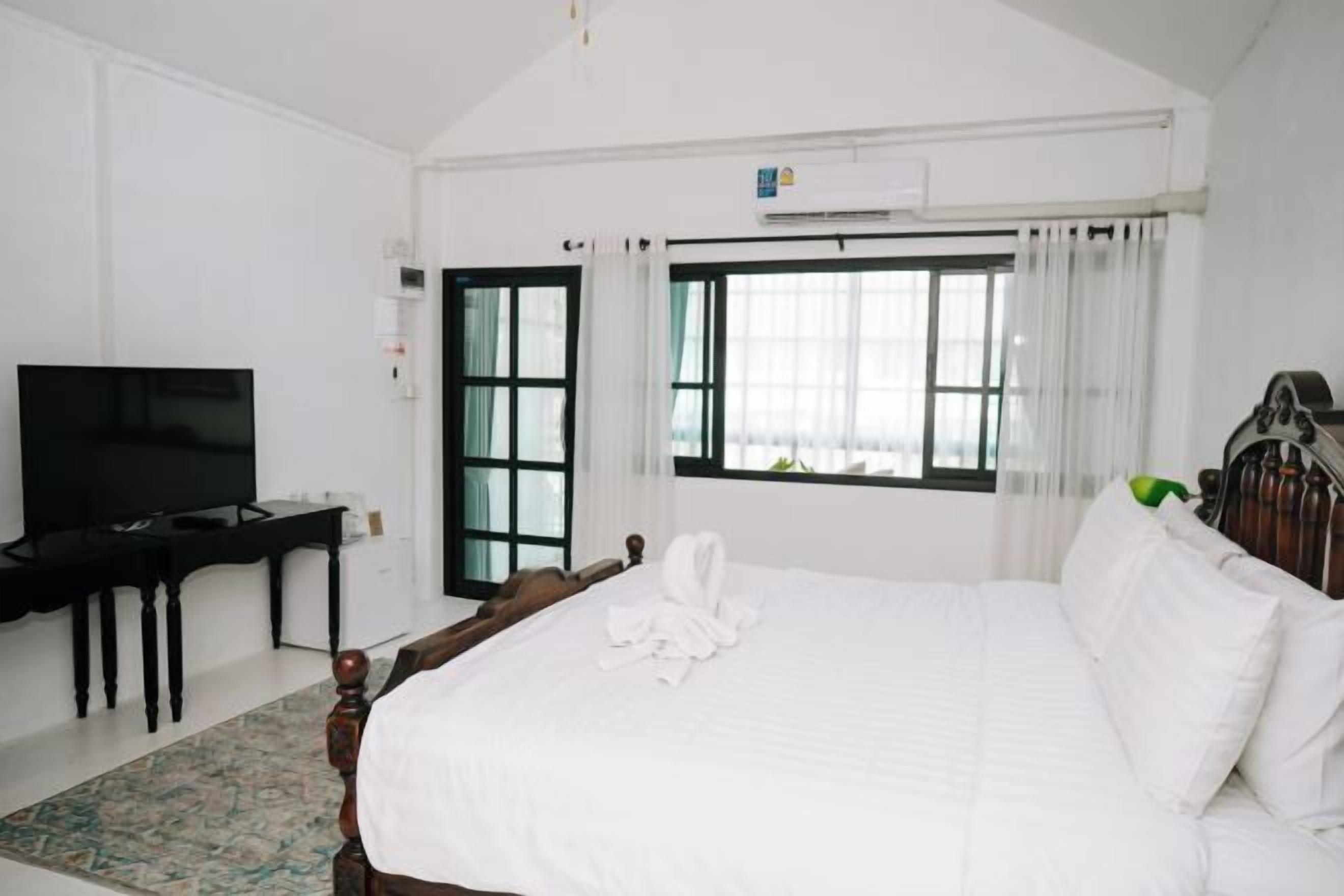 Rúmföt af bestu gerð, míníbar, sérhannaðar innréttingar, skrifborð