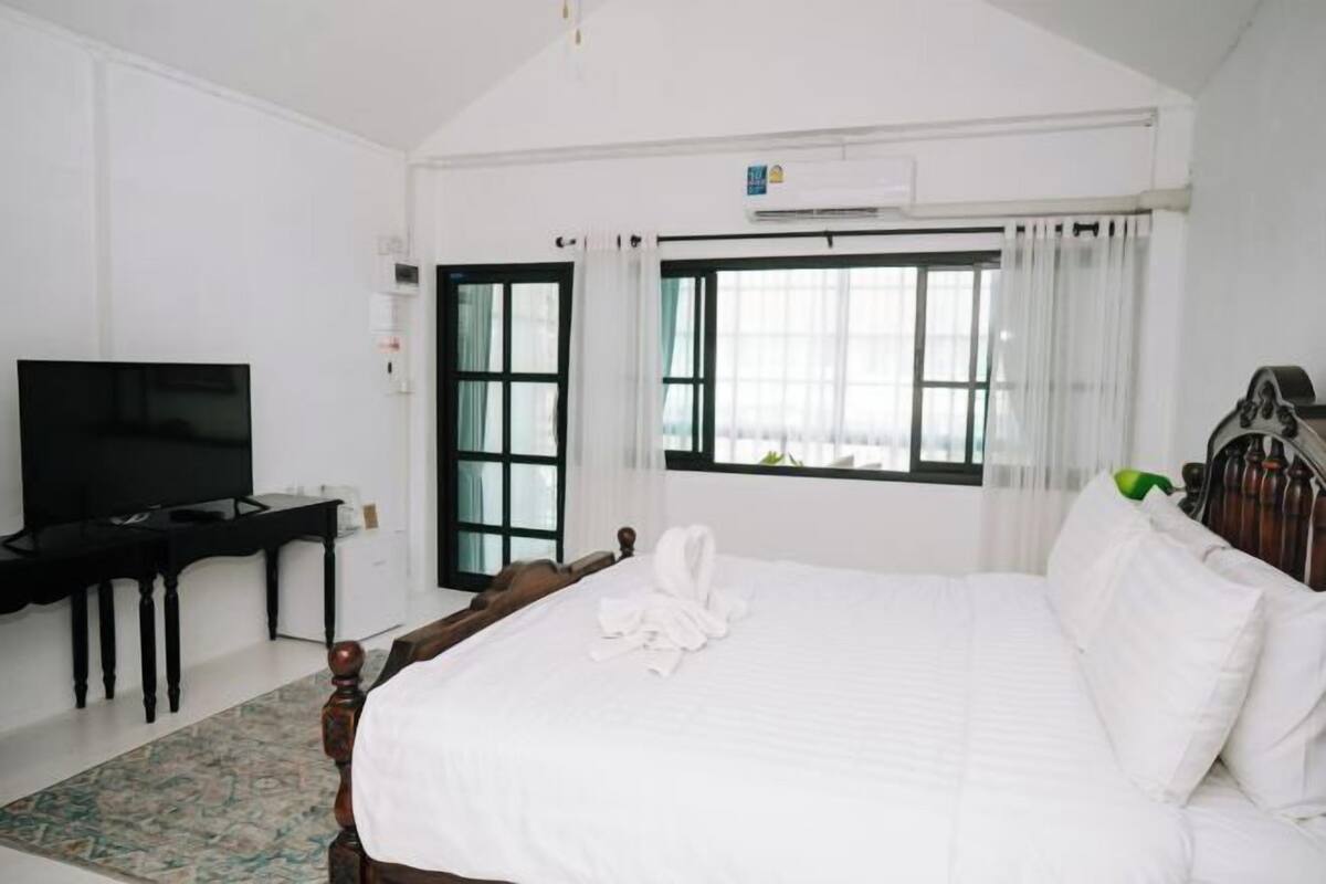 Hochwertige Bettwaren, Minibar, individuell dekoriert, Schreibtisch