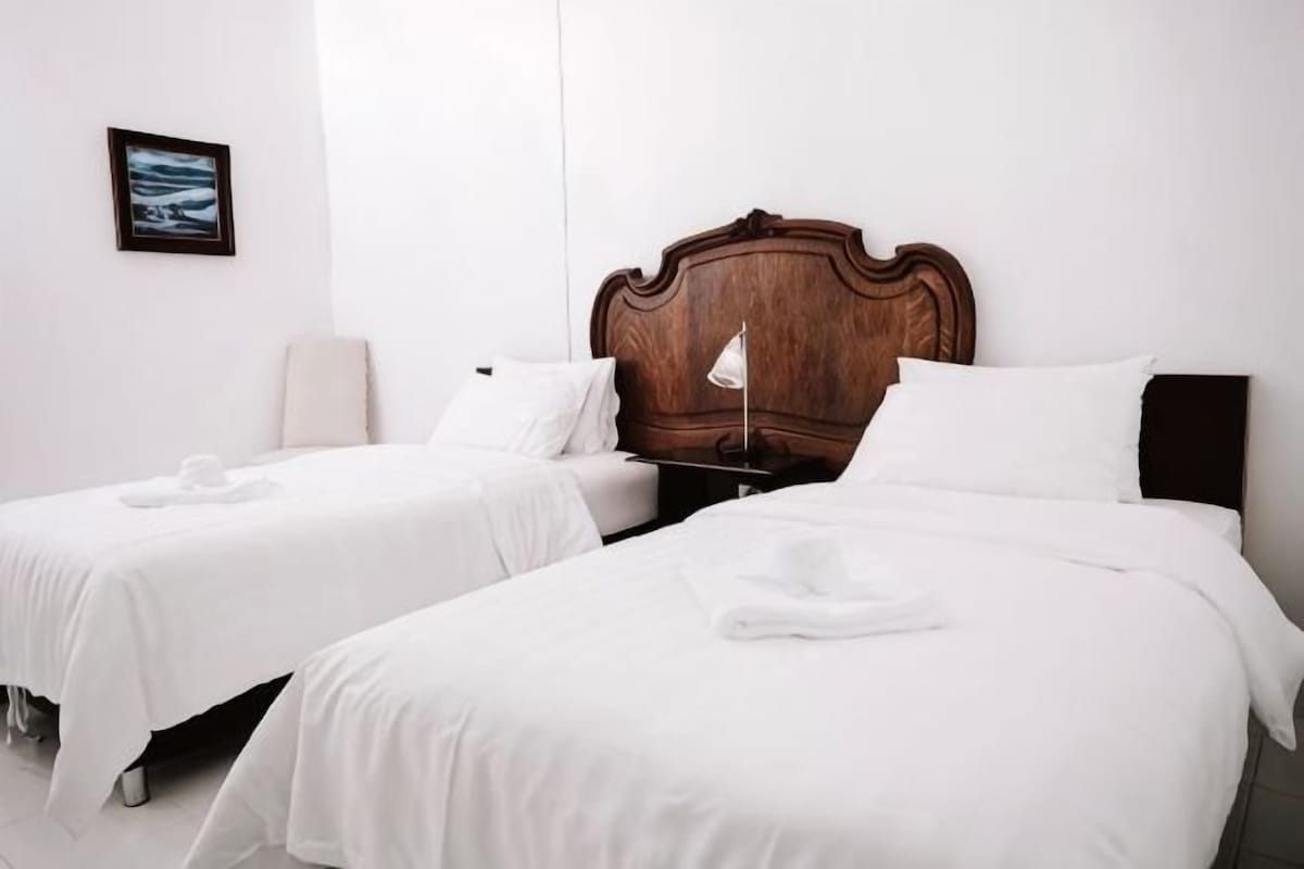 Ropa de cama de alta calidad, minibar y escritorio 