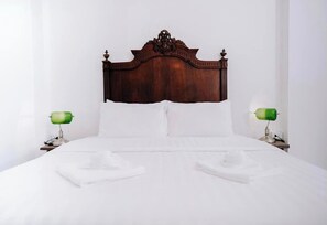 Room King size Bed (bathtub) | Premium bedding, minibar, individually decorated, desk - The courtyard Chiangrai (Chiang Rai)