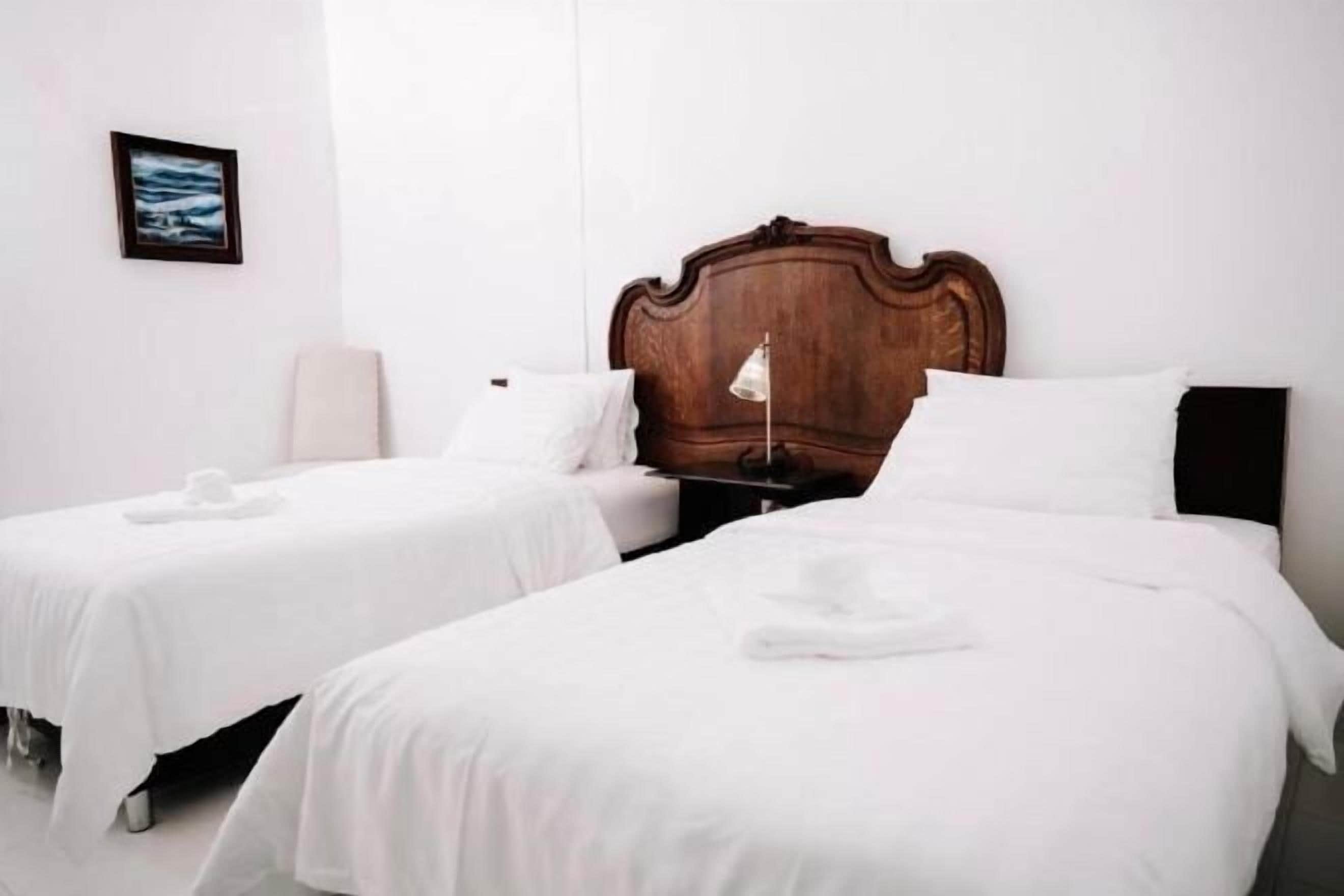 Rúmföt af bestu gerð, míníbar, sérhannaðar innréttingar, skrifborð