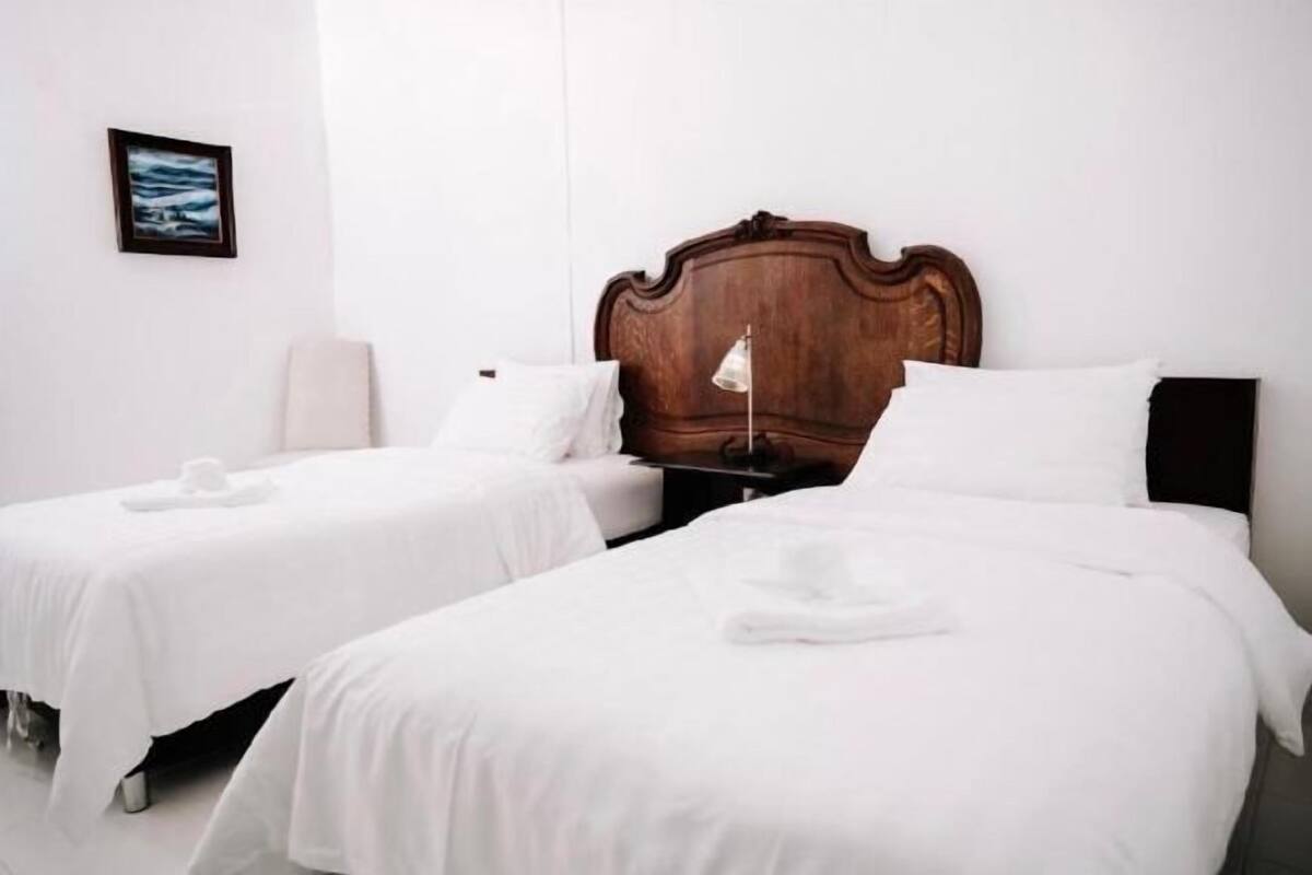 Hochwertige Bettwaren, Minibar, individuell dekoriert, Schreibtisch