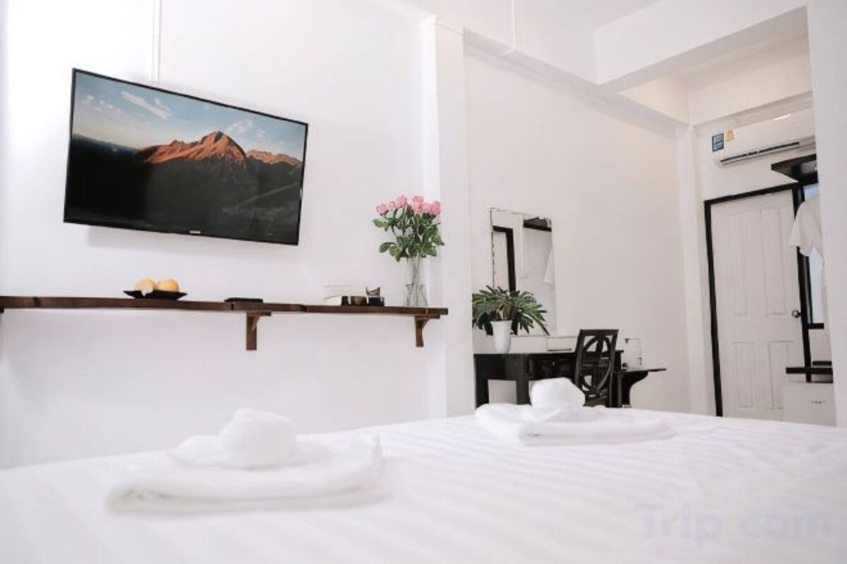 Premium bedding, minibar, desk, iron/ironing board