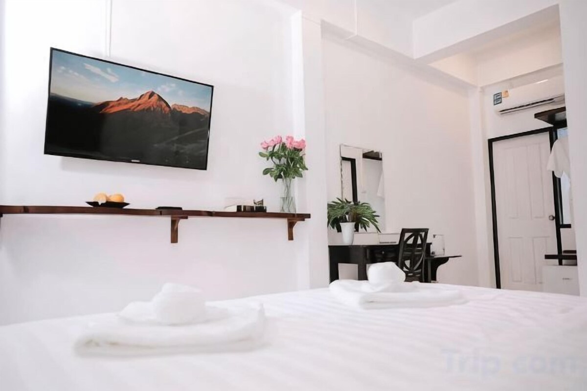 Premium bedding, minibar, desk, iron/ironing board