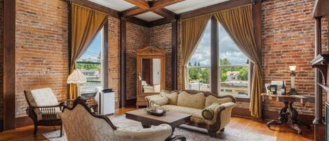 TV connectée, cheminée, livres