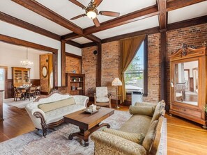 Smart-TV, peis og bøker