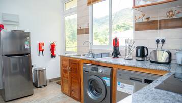 Jääkaappi, mikroaaltouuni, uuni, liesi