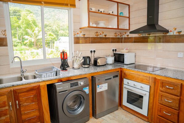 Frigorifero, microonde, forno, piano cottura