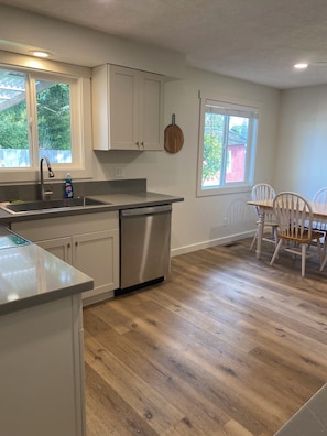 Fridge, microwave, oven, stovetop - Verda Lane Villa Keizer, Oregon (Keizer)