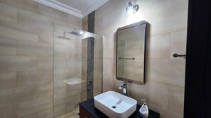 Dusche, Handtücher, Seife, Toilettenpapier