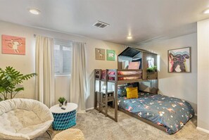 3 bedrooms, desk, iron/ironing board, travel crib