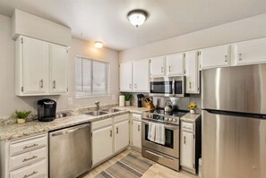 Refrigerador, microondas, horno y lavavajillas 