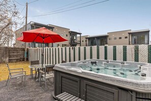 Outdoor spa tub - Little Cottonwood Luxe | Free Massage | Hot Tub (Sandy)