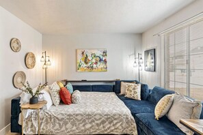 3 habitaciones, escritorio y tabla de planchar con plancha 