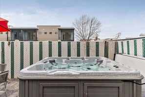 Tina de hidromasaje al aire libre