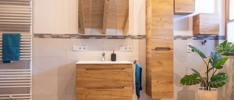 Shower, hair dryer, towels