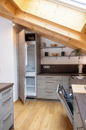 Fridge, oven, stovetop, dishwasher - Apartment with 2 bedrooms, kitchen and living area, bathroom, balcony (Schönau am Königssee)