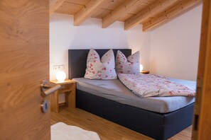 2 bedrooms, bed sheets - Apartment with 2 bedrooms, kitchen and living area, bathroom, balcony (Schönau am Königssee)