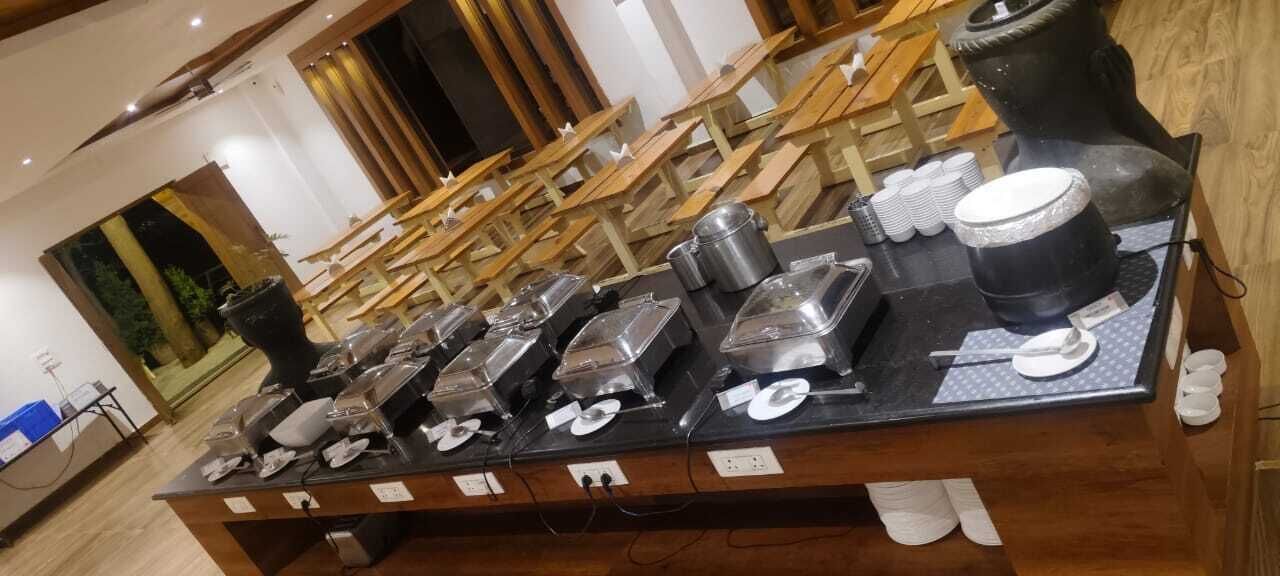 Una mesa de madera con varios recipientes y utensilios para un bufé.