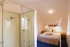 3 bedrooms, iron/ironing board, internet