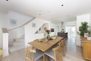 Dining - Solstice Beach House, Wi-Fi, Parking (Newquay)