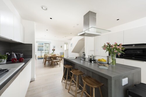 Solstice Beach House - sleeps 8 guests  in 4 bedrooms