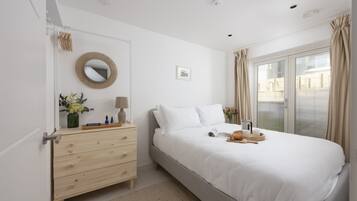 4 bedrooms, desk, iron/ironing board, Internet