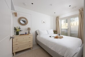 4 bedrooms, desk, iron/ironing board, internet