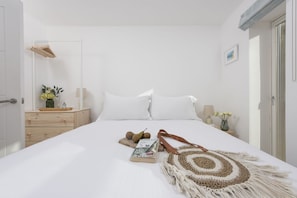 4 habitaciones, escritorio, tabla de planchar con plancha y internet
