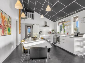 Fridge, microwave, dishwasher, cookware/dishes/utensils