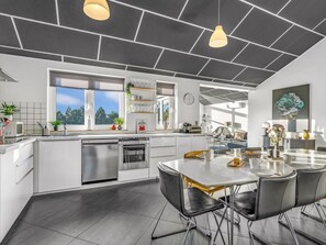 Kühlschrank, Mikrowelle, Geschirrspüler, Kochgeschirr/Geschirr/Besteck
