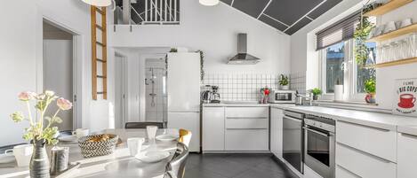 Fridge, microwave, dishwasher, cookware/dishes/utensils
