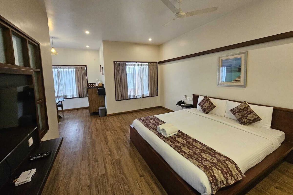 Kamar Deluks | Meja kerja, ruang kerja ramah laptop, dan Wi-Fi gratis